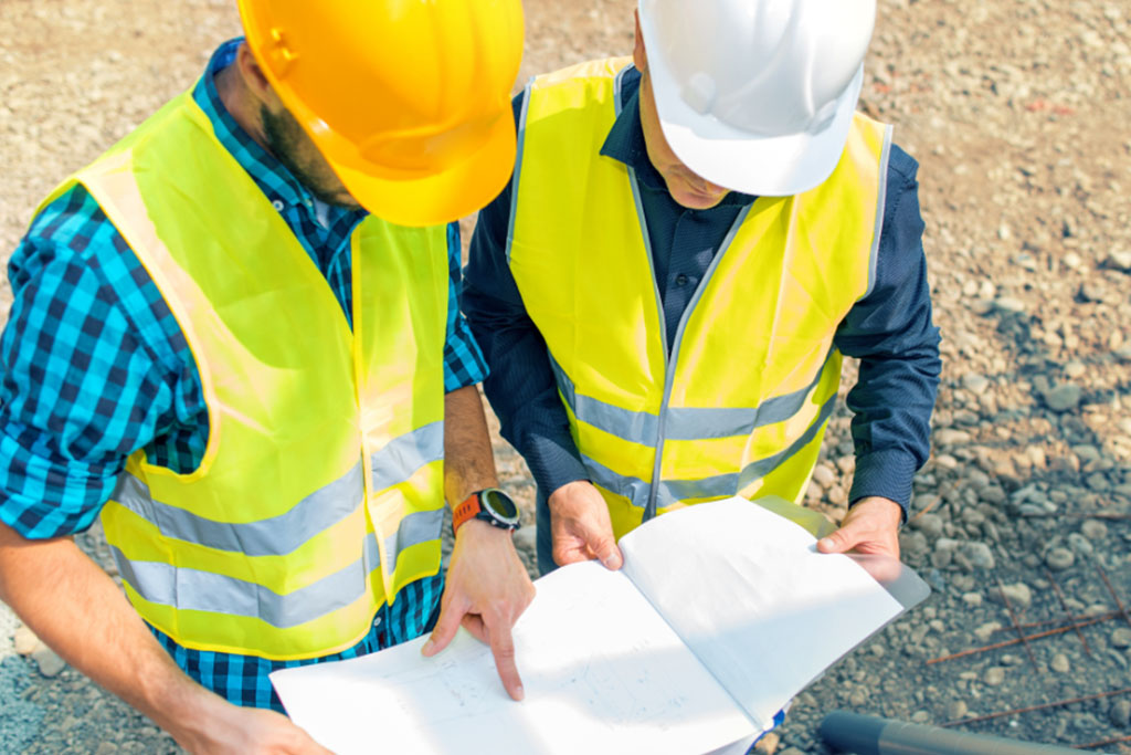 2 Männer planen ihr Photovoltaikprojekt